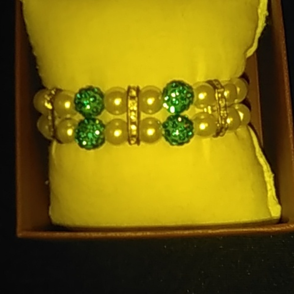 Vintage bracelet. New never used. Beautiful pearls, blue accent and zirconias.
